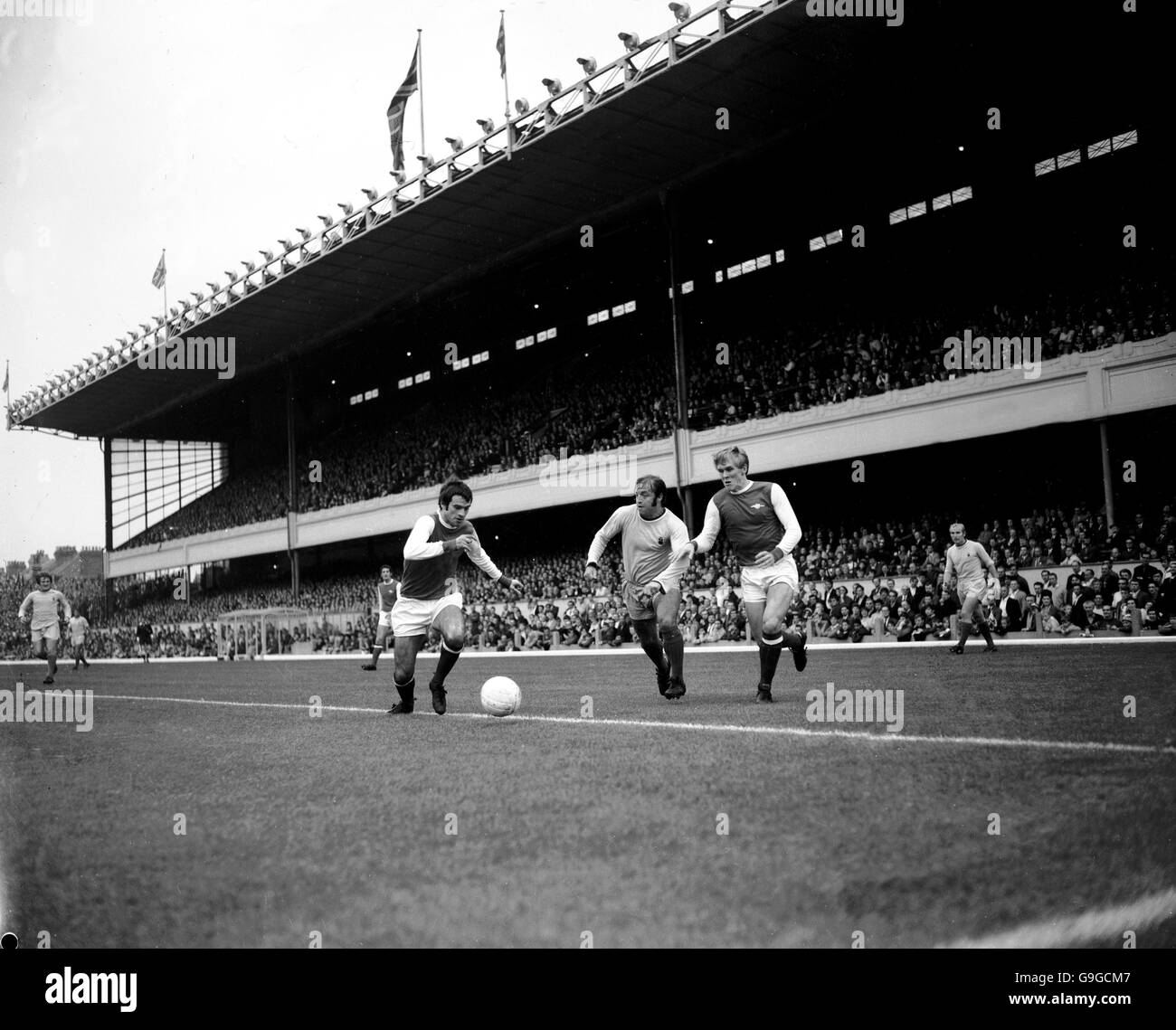 Fußball – Football League Division One – Arsenal gegen Coventry City. Ernie Hunt von Coventry City (c) spielt mit Peter Story von Arsenal (l) und John Roberts (r) Stockfoto