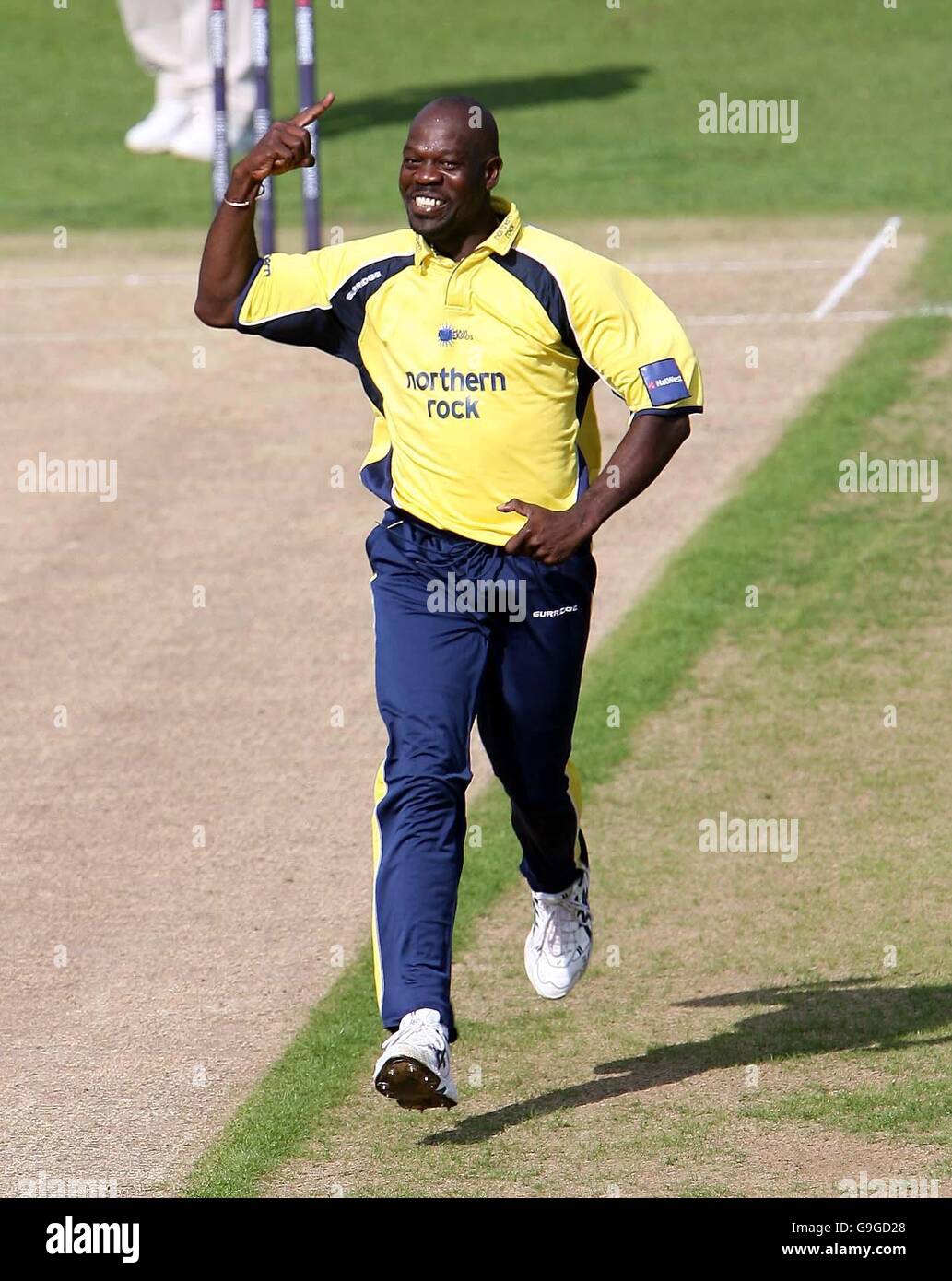 Otis Gibson von Durham Dynamos feiert das Dickicht von Essex Eagles' Ravinder Bopara während des NatWest Pro40 League Division One Spiels im County Ground, Chester-le-Street, Durham. Stockfoto