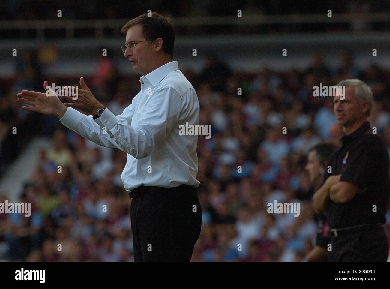 Fußball - FA Barclays Premiership - West Ham United / Newcastle United - Upton Park. Glenn Roeder, Manager der Newcastle Uniteds, gibt seinem Team Anweisungen, während West Ham Uniteds Alan Pardew auf ihn schaut Stockfoto