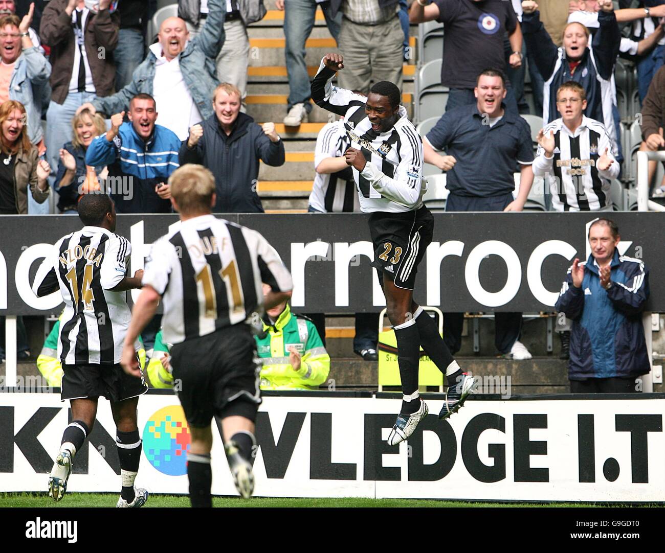 Fußball - FA Barclays Premiership - Newcastle United / Wigan Athletic - St James Park. Shola Ameobi von Newcastle United feiert sein Ziel Stockfoto