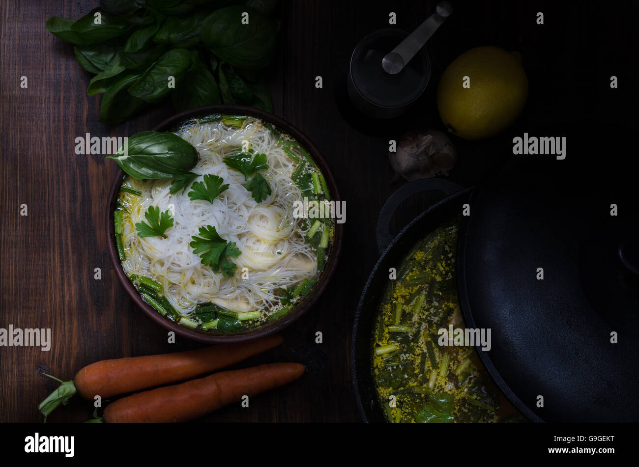 Thai Huhn Nudelsuppe, dunkle stimmungsvolle Stillleben Stockfoto