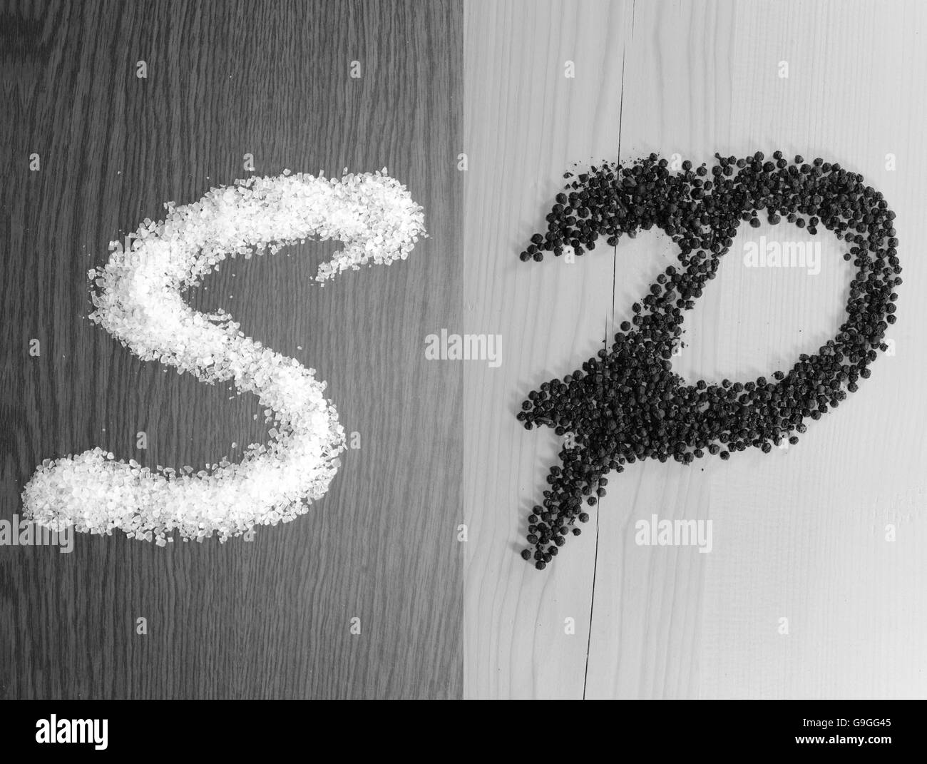 Salz und Pfeffer als ' und 'P' Buchstaben auf hölzernen Hintergrund Stockfoto