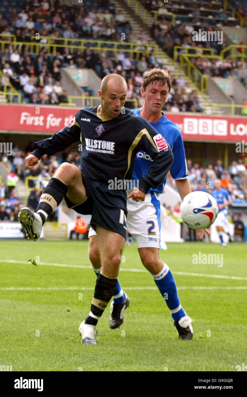 Coca-Cola Football League One - Millwall gegen Oldham Athletic - The Den. Paul Warne, Oldham Athletic hält Maurice Ross von Millwall zurück Stockfoto