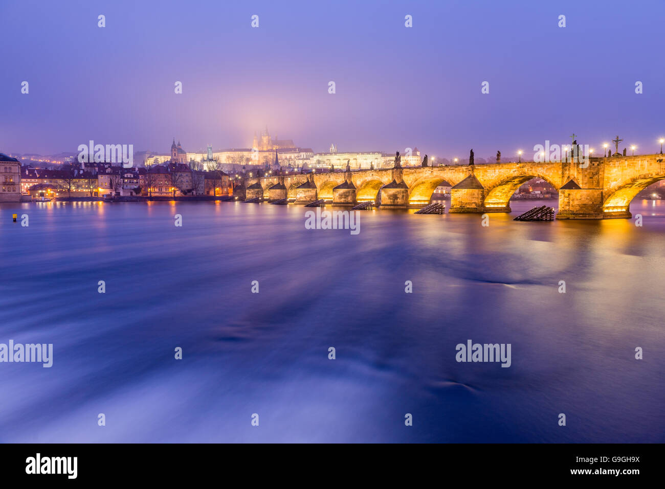 Prag-Karlsbrücke bei Nacht Stockfoto