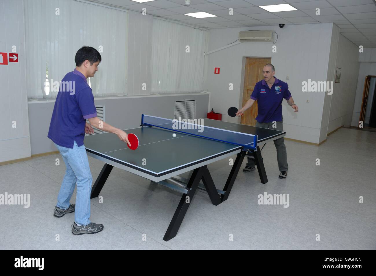 Internationale Raumstation ISS-Expedition 48 russischen Kosmonauten Anatoly Ivanishin, rechts, und japanische Astronaut Takuya Onishi entspannen Sie bei einer Partie Tischtennis auf der Kosmonaut Hotel Juni 30, 2016 im Weltraumbahnhof Baikonur in Kasachstan. Anatoly Ivanishin, Takuya Onishi und Kate Rubins sind voraussichtlich viermonatigen Mission 7. Juli starten. Stockfoto