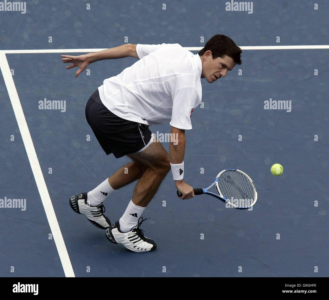 Der britische Tim Henman setzt sich beim US Open in Flushing Meadow, New York, gegen den Schweizer Roger Federer ein. Stockfoto