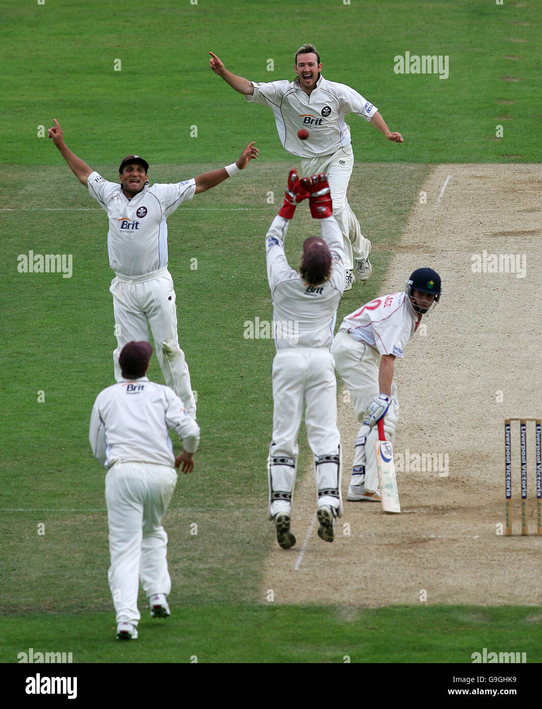 Cricket - Liverpool Victoria County Championship - Division Two - Surrey V Glamorgan - The Brit Oval. Chris Schofield von Surrey feiert die Aufnahme des Dickichts von Mark Wallace aus Glamorgan, der Jonathan Batty gefangen hat Stockfoto