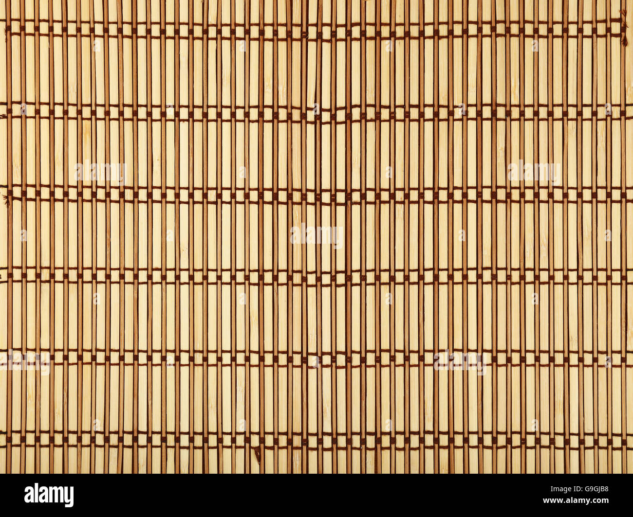 Beige und braun natürlichen hölzernen geflochtenem Bambus Matte Hintergrundtextur mit vertikalen Planken und dunkle horizontale Faden, Nahaufnahme Stockfoto