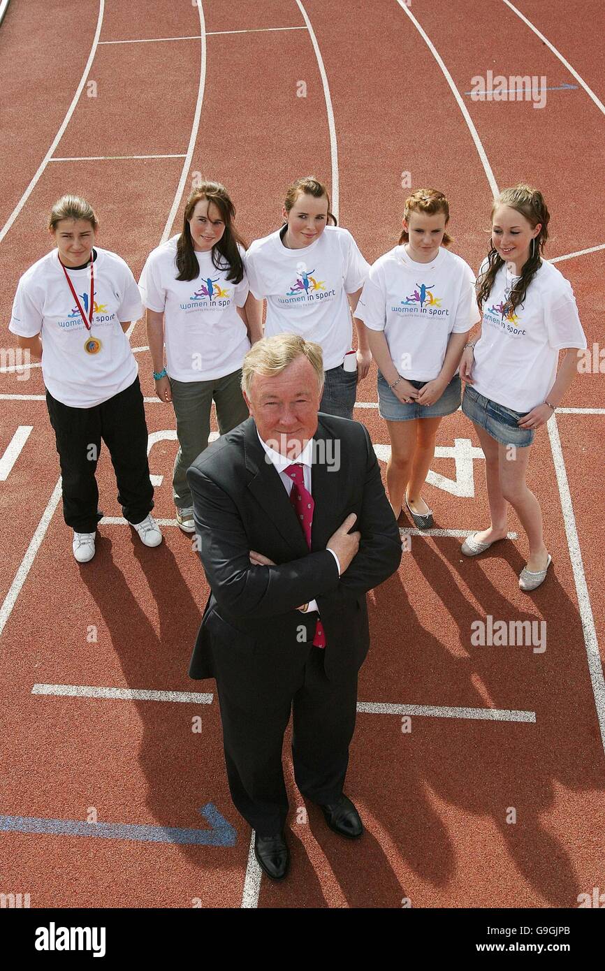 Sportminister John O Donoghue TD mit den jungen Athleten Katie Taylor, Aisling Duffy, Sara Holin, Katie Wickam und Jenny Holin beim Start der 2006 Women in Sport Initiative Finanzierung und fit4 life Athletics im Ringsend Stadium, Dublin. Stockfoto