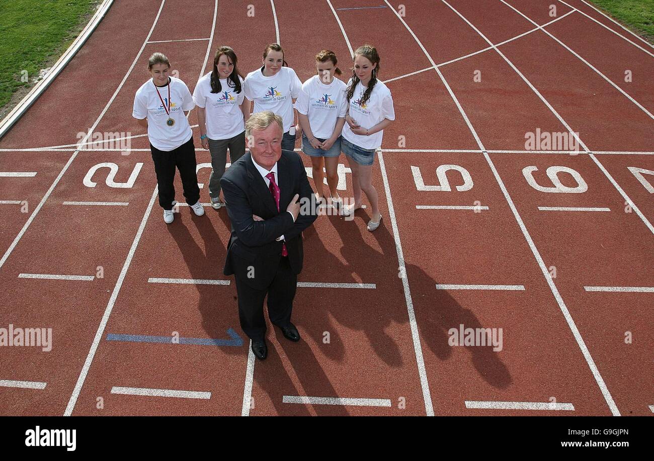 Sportminister John O Donoghue TD mit den jungen Athleten Katie Taylor, Aisling Duffy, Sara Holin, Katie Wickam und Jenny Holin beim Start der 2006 Women in Sport Initiative Finanzierung und fit4 life Athletics im Ringsend Stadium, Dublin. Stockfoto
