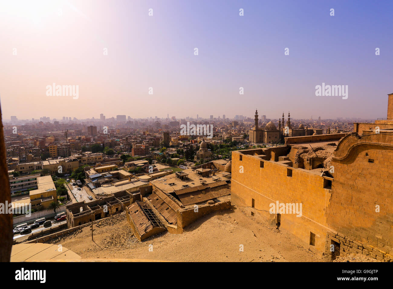 Blick über Cairo von der Zitadelle in Richtung der Sultan Hassan und Al-Rifai-Moschee, Ägypten Stockfoto