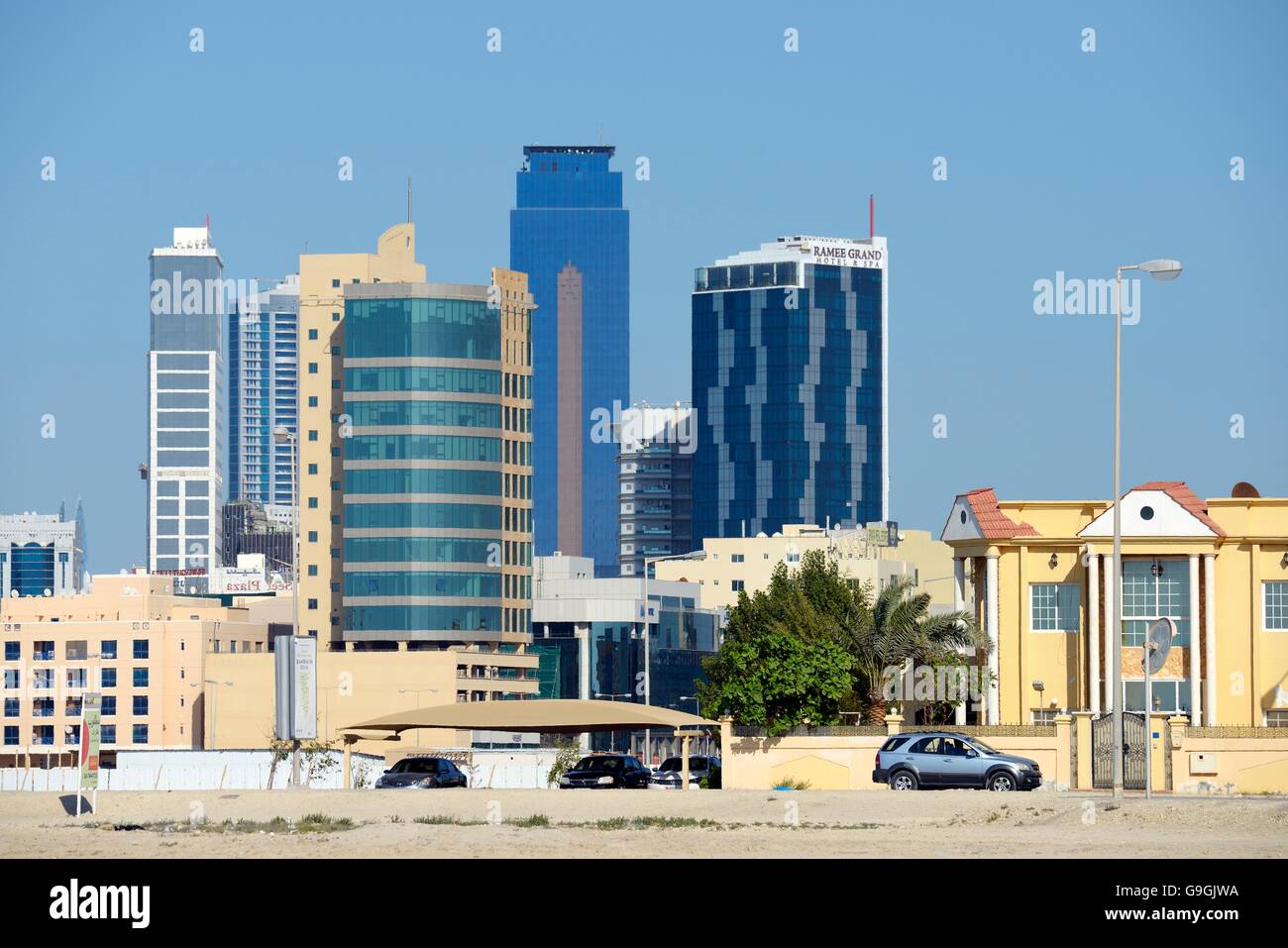 Manama, Bahrain. seef District. Blick nach Osten zum Ramee Grand Hotel und die almoayyed Turm aka Der Dunkle Turm Stockfoto