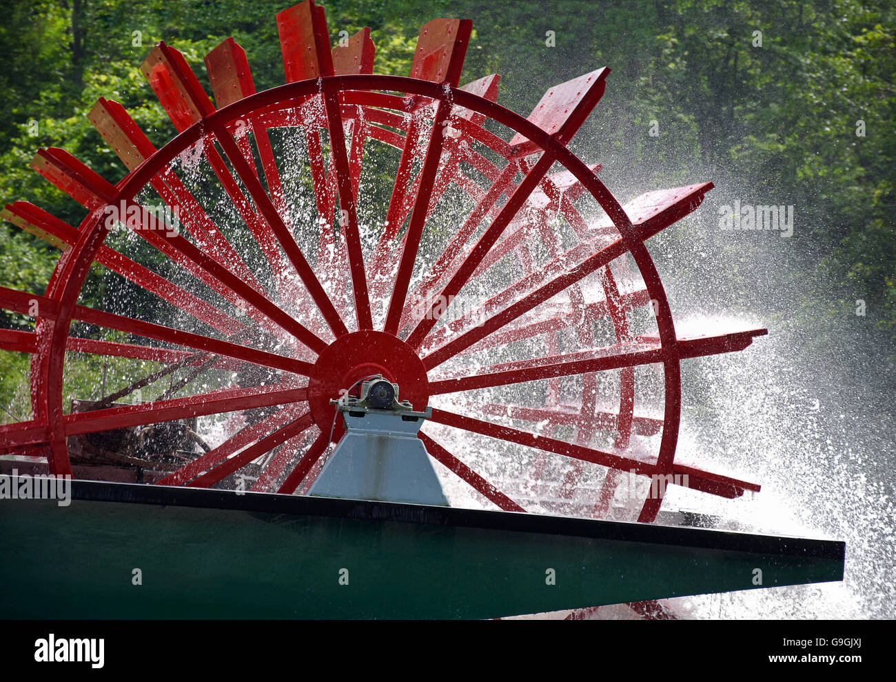 Rote Schaufelrad am Flussboot Besprühen mit Wasser in der Sonne. Stockfoto
