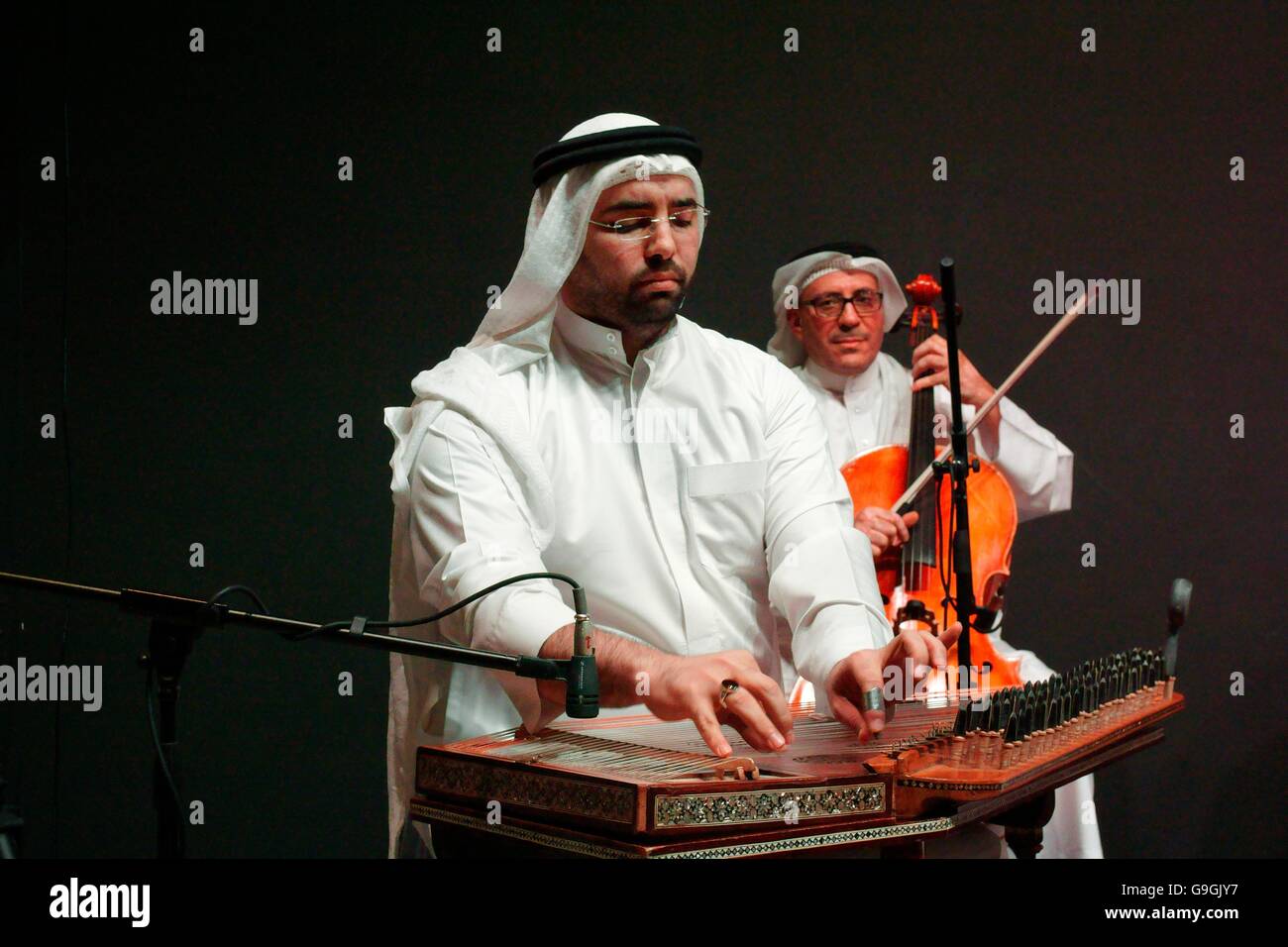 Musiker des Mohammed bin Faris Ensemble spielt qunan Zither an der traditionellen sawt Konzert in Al Khalifa, Bahrain Stockfoto