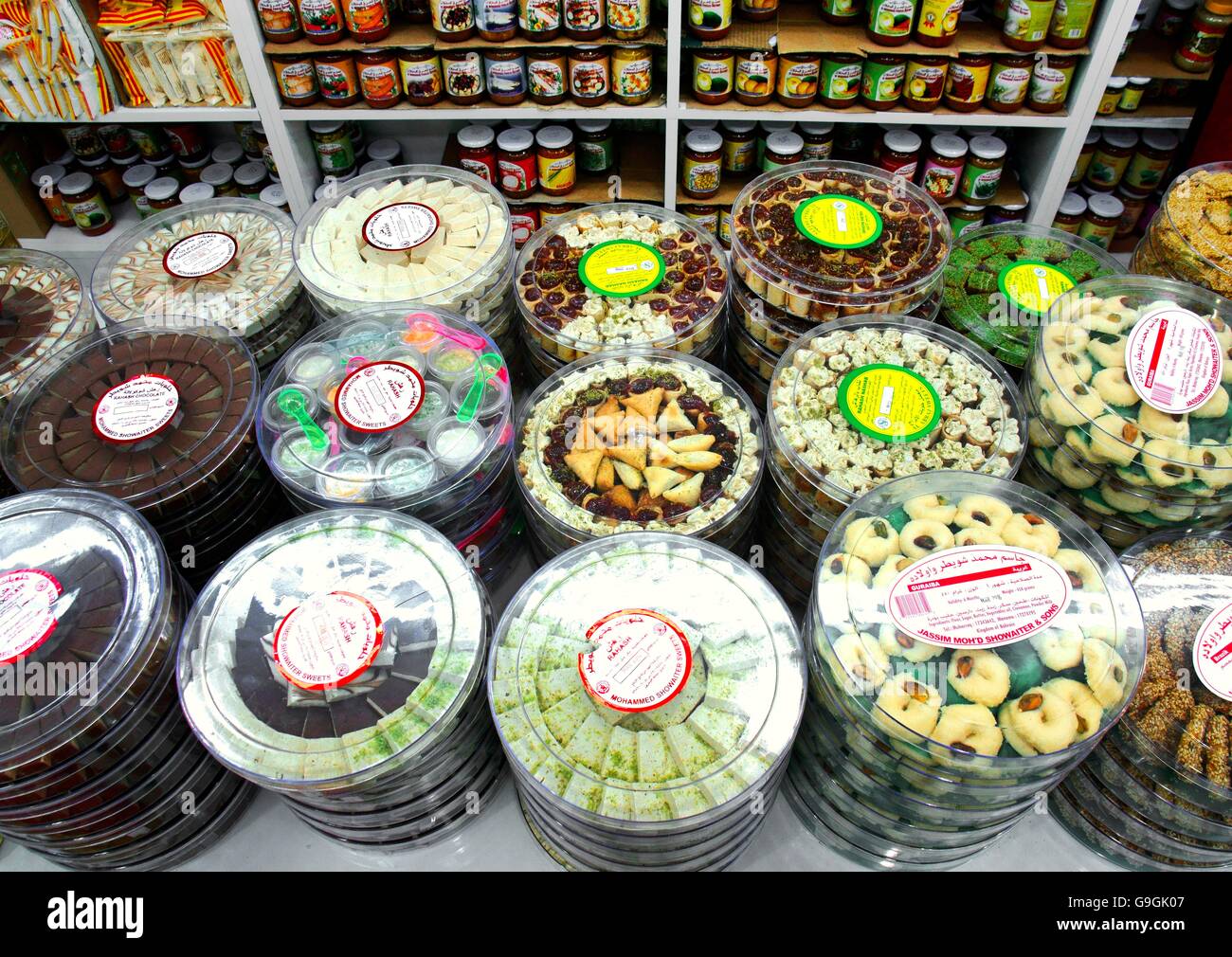 Die berühmten Hussain Mohammed showaiter Süßigkeiten Shop. muhurraq, Bahrain. Traditionelle Rosenwasser, Sesam, Pistazie Halva und Süßigkeiten Stockfoto