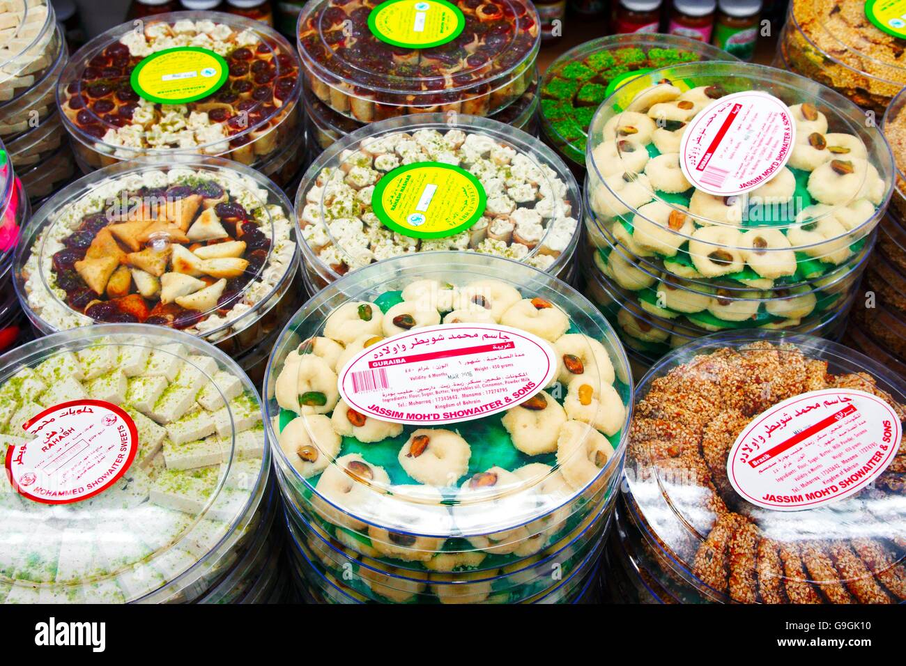 Die berühmten Hussain Mohammed showaiter Süßigkeiten Shop. muhurraq, Bahrain. Traditionelle Rosenwasser, Sesam, Pistazie Halva und Süßigkeiten Stockfoto