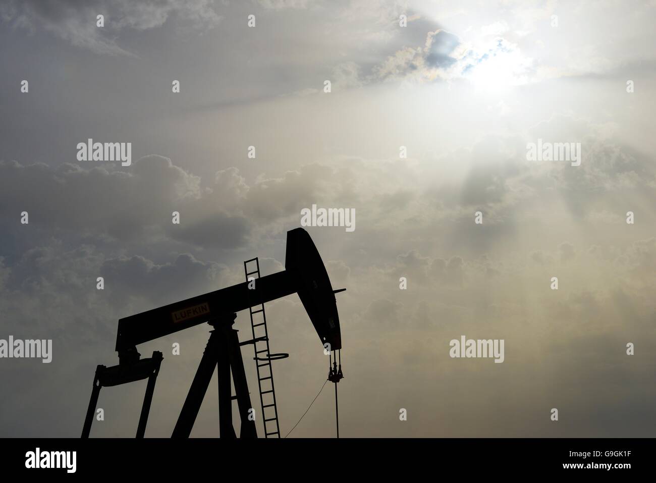 Pumpjack aka Öl Pferd, Nickenden Esel, Öl jack, Strahl Pumpe wirft Rohöl in der Wüste von Bahrain in Sakhir am Persischen Golf Stockfoto