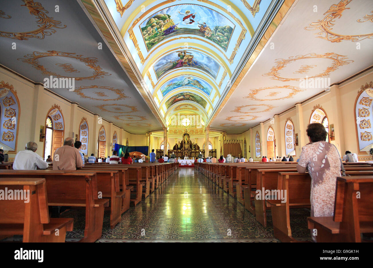 Innere Alajuela Kathedrale während der Messe, Alajuela, Costa Rica. Stockfoto