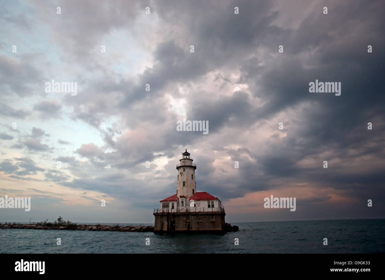 Ein Blick auf das Chicago Harbor Licht vom Lake Michigan an Bord eines Kreuzfahrt Seadog Chicago als Sturm nähert sich in Chicago, IL, USA Stockfoto