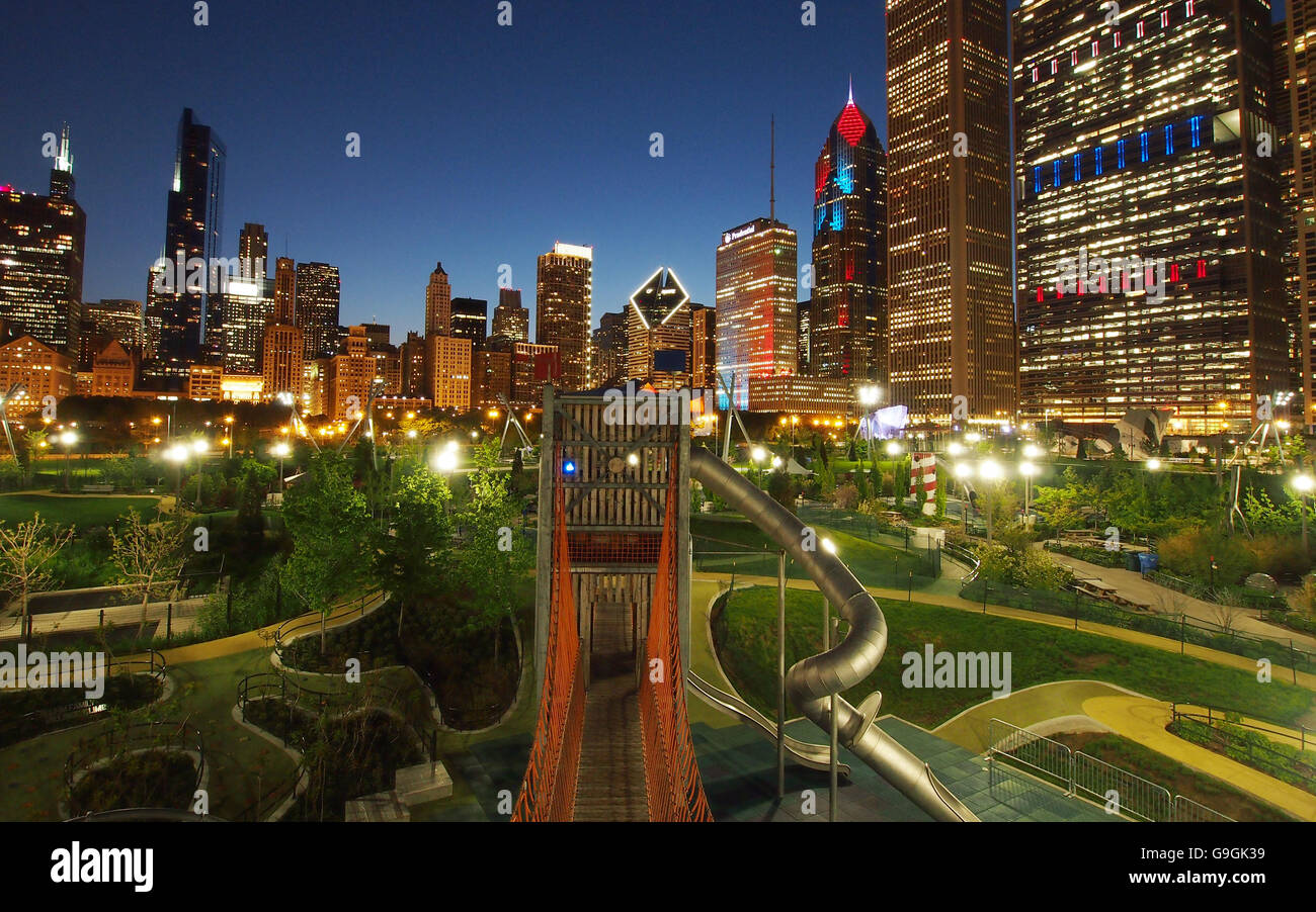 Downtown Chicago Skyline in der Abenddämmerung einschließlich der Willis Tower, wie gesehen von einem Spielplatz in Maggie Daley Park in Chicago, IL, USA Stockfoto