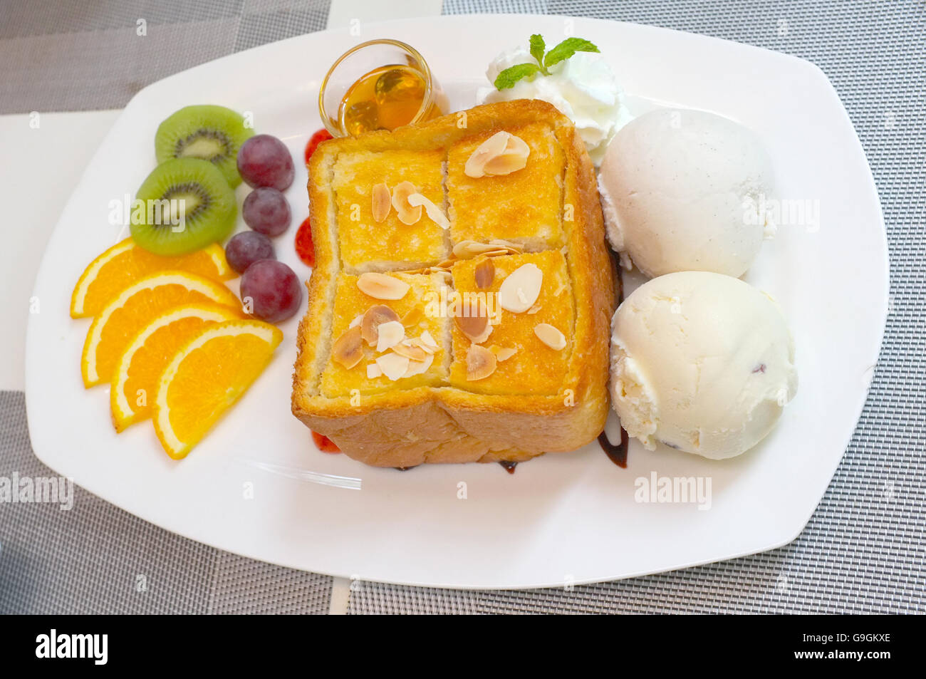 Honig-Toast mit gemischten Früchten und Eis Stockfoto