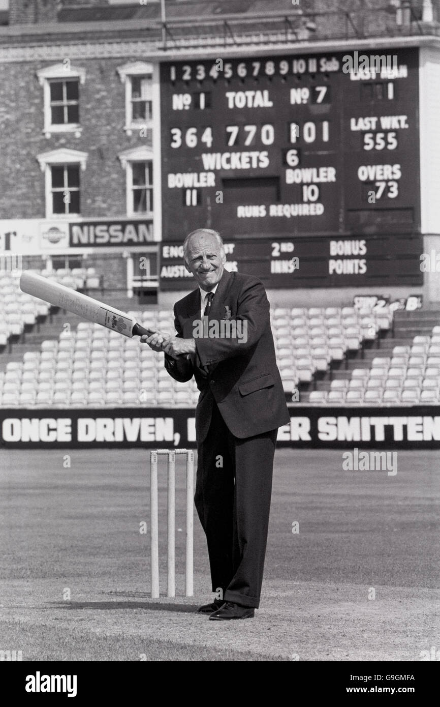 Der ehemalige England-Batman Sir Len Hutton, 72, kehrt zur Falte beim Oval zurück, wo er 364 seinen Weltrekord in der Testwertung von 1938 gegen Australien aufstellte. Die Anzeigetafel im Hintergrund zeigt die Spielzahlen zum Abschluss seiner rekordverdächtigen Innings, die er im Alter von 22 Jahren gemacht hat. Stockfoto