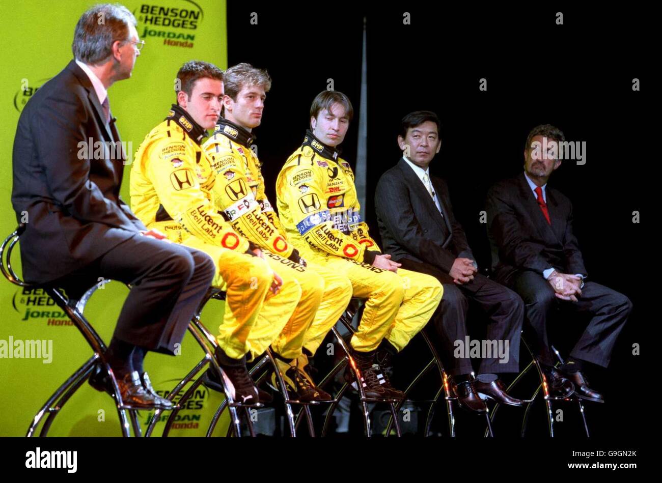 (L-R) Testfahrer Ricardo Zonta, Jarno Trulli, Heinz Harald Frentzen, Geschäftsführer Honda Development Takefumi Hosaka und Eddie Jordan Stockfoto