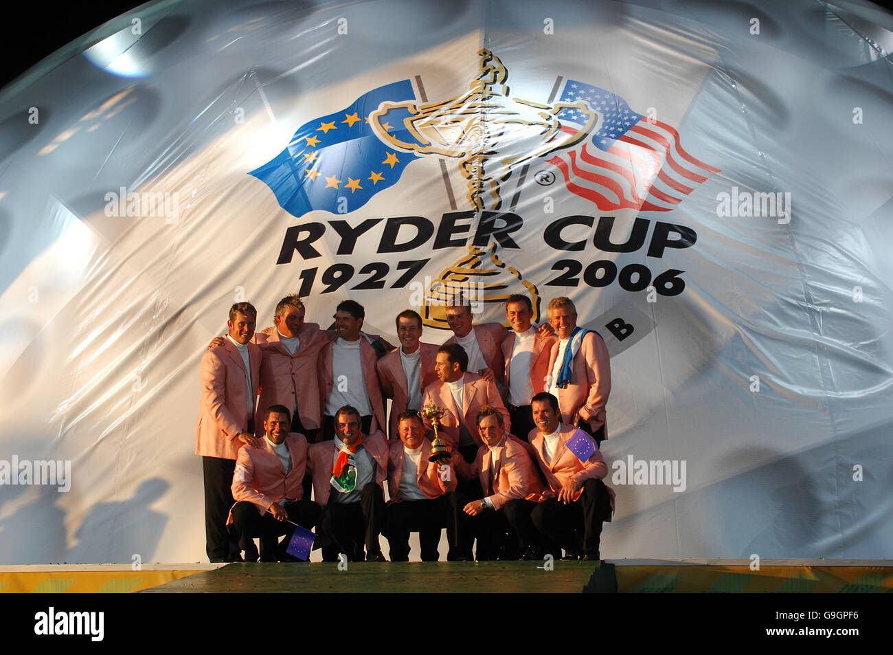 Das European Ryder Cup Team feiert mit dem ryder Cup Trophäe Stockfoto