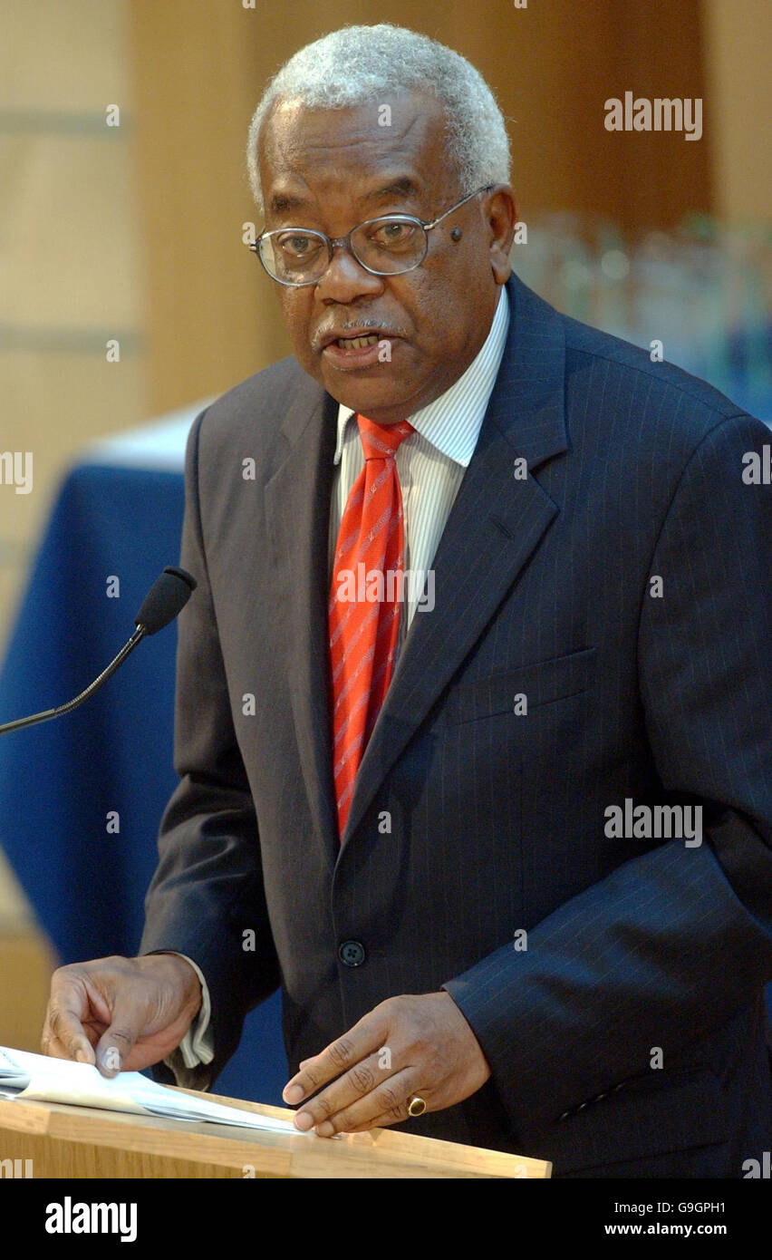 Sir Trevor MacDonald nimmt an einer renommierten Preisverleihung für innovative Sprachprojekte Teil, die im schottischen Parlament in Edinburgh stattfindet. Stockfoto