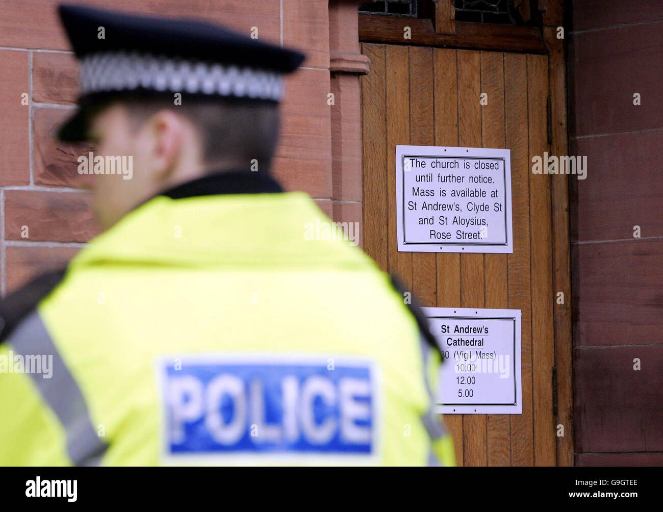 Die Polizei steht an einem Schild in der St. Patrick's Church in Glasgow, nachdem ein Mann wegen des Mordes an der polnischen Studentin Angelika Kluk von der Polizei festgehalten wurde, als sie bestätigte, dass eine in der Kirche gefundene Leiche ihre war. Stockfoto