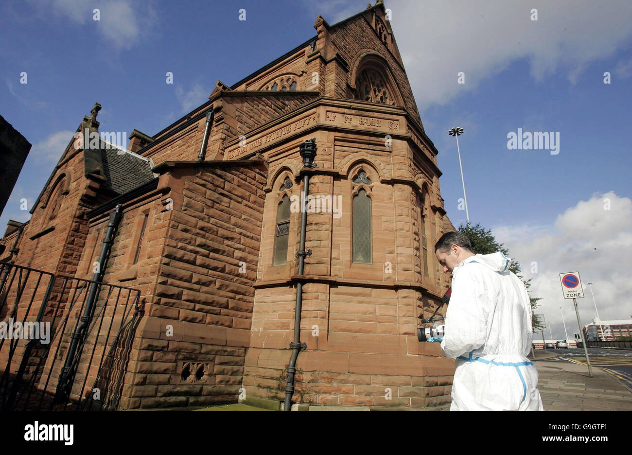 Die Szene vor der St. Patrick's Church in Glasgow, nachdem ein Mann wegen des Mordes an der polnischen Studentin Angelika Kluk gesucht hatte, wird von der Polizei festgehalten, da sie bestätigten, dass eine in der Kirche gefundene Leiche ihre war. Stockfoto