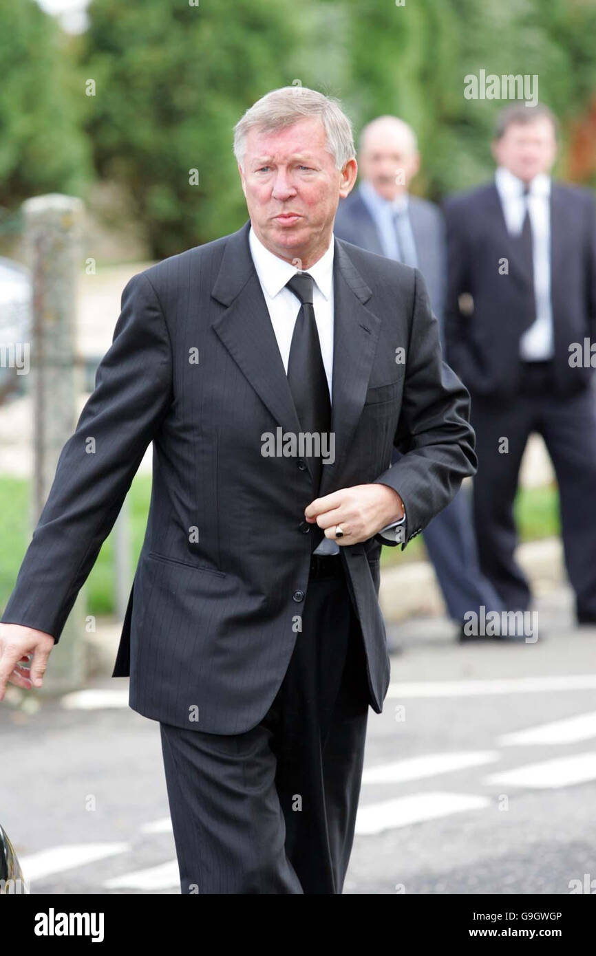 Sir Alex Ferguson, der Manager von Manchester United, kommt zur Beerdigung von Lance Corporal Gordon Campbell in Oldmeldrum, Aberdeenshire. Die Royal Marine, 28, starb nach einem Sturz von einem Hubschrauber letzten Monat während einer Trainingsübung in der Nähe von Hereford. Stockfoto