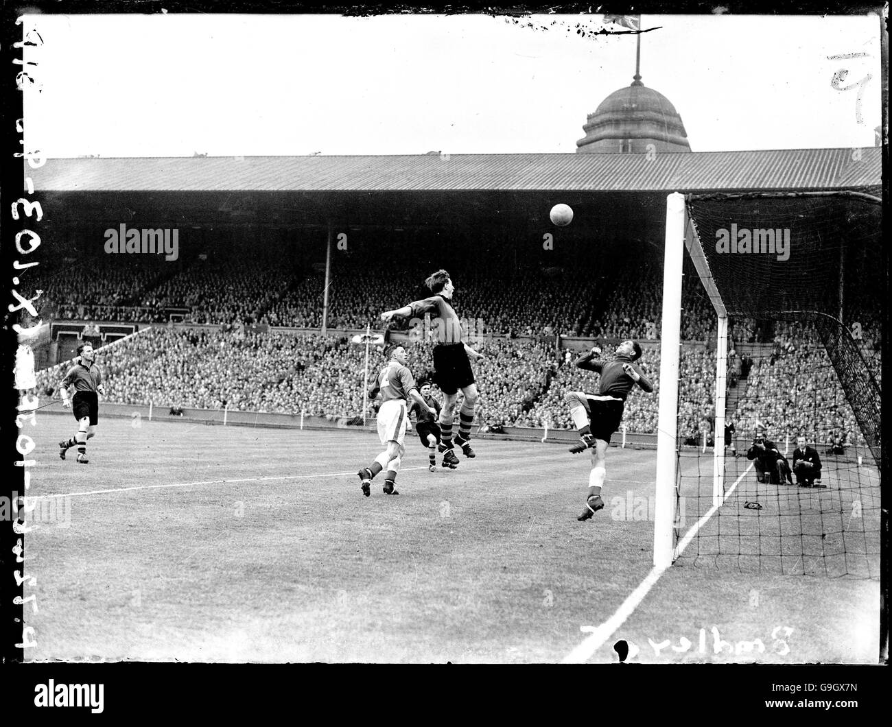 Leicester City Torwart Gordon Bradley (r) stacheln sich von unten frei Die Querlatte Stockfoto