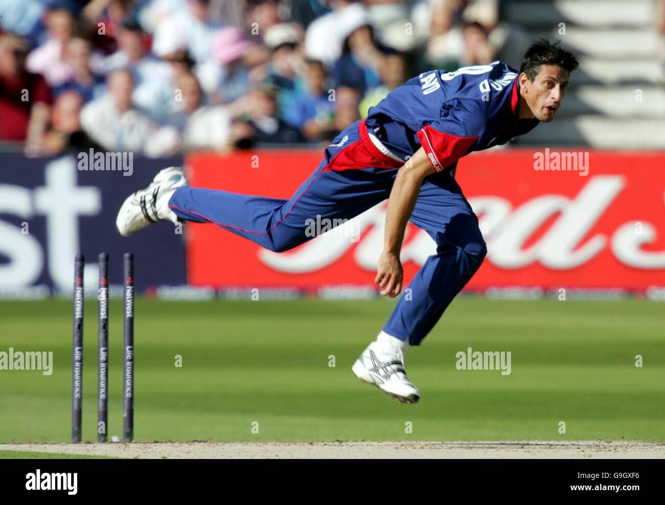 Englands Sajid Mahmood Bowling gegen Pakistan während der 4. NatWest Series One-Day International in Trent Bridge, Nottingham. Stockfoto