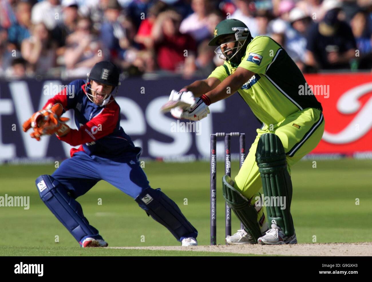 Pakistans Inzaman-UL-Haq greift während der 4. NatWest Series One-Day International an der Trent Bridge, Nottingham, nach einer breiten Auslieferung gegen England. Stockfoto