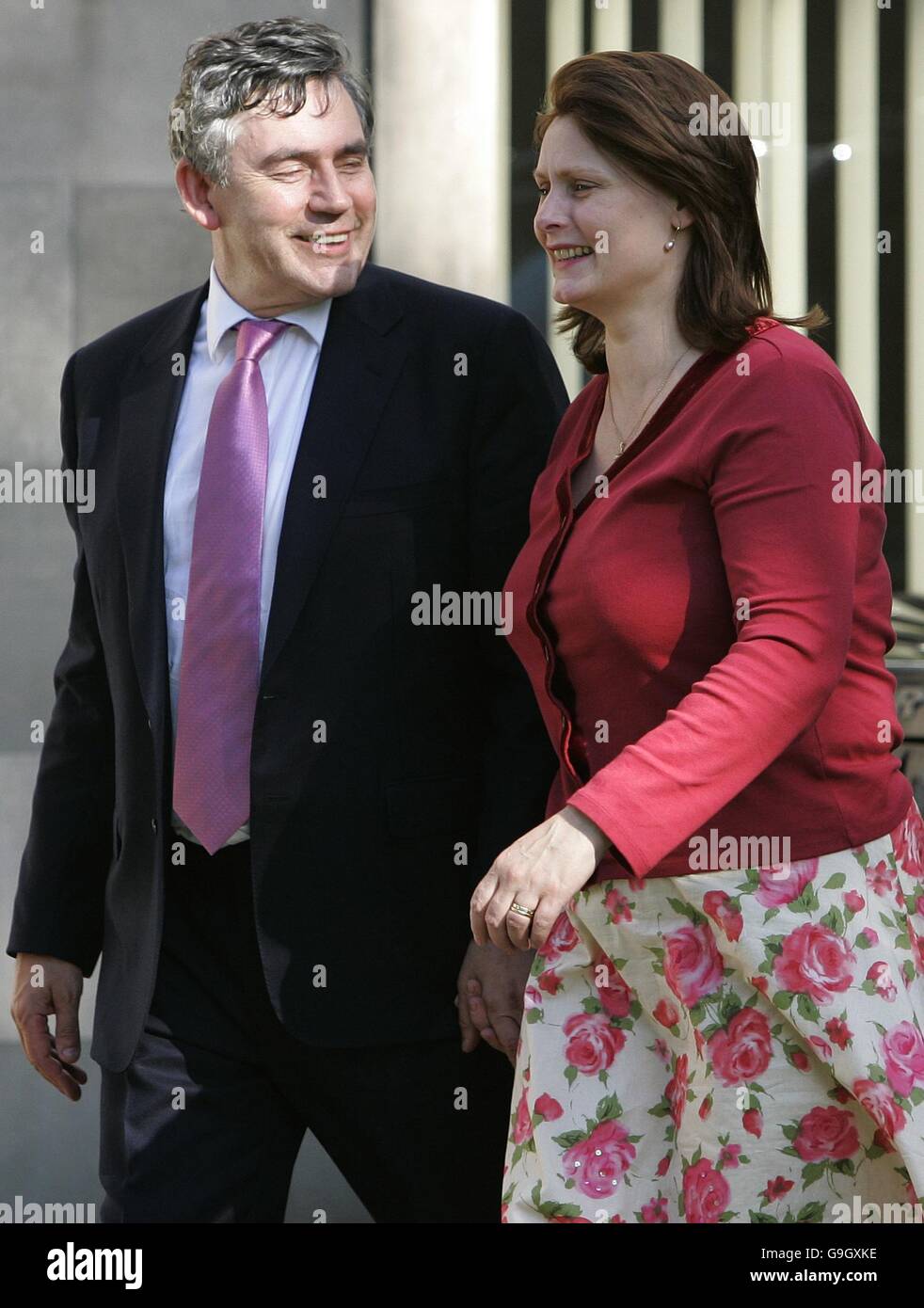 Gordon und Sarah Brown an seine Nichte Karen Hochzeit in St Andrews römisch-katholische Kirche in Edinburgh. Stockfoto