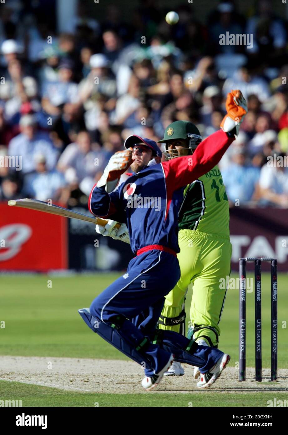 Englands Chris Read kann einen Sweep von Pakistans Abdul Razzaq während der 4. NatWest Series One-Day International in Trent Bridge, Nottingham nicht stoppen. Stockfoto