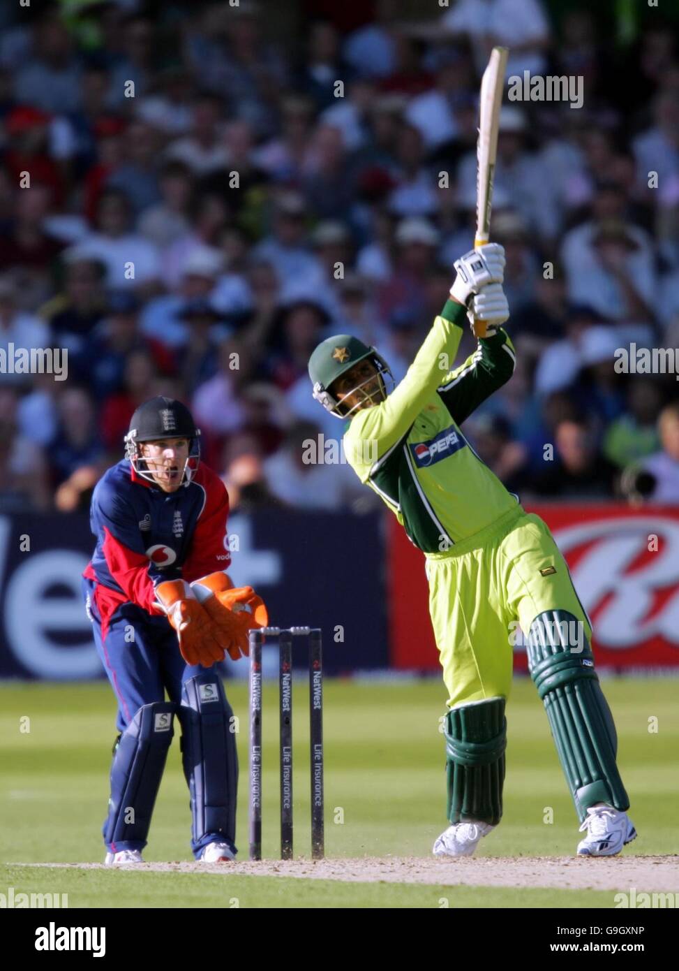 Der pakistanische Abdul Razzaq schlägt 6 den englischen Jon Lewis während der 4. NatWest Series One-Day International in Trent Bridge, Nottingham. Stockfoto