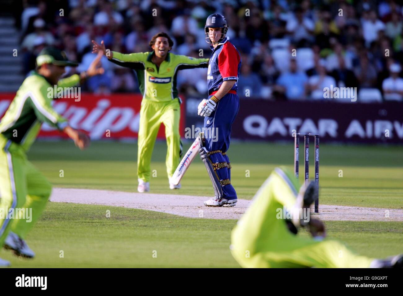 Der Engländer Andrew Strauss geht an den pakistanischen Inzaman-ul-Haq, der während der 4. NatWest Series One-Day International an der Trent Bridge, Nottingham, einen Fang nicht mehr erreicht. Stockfoto