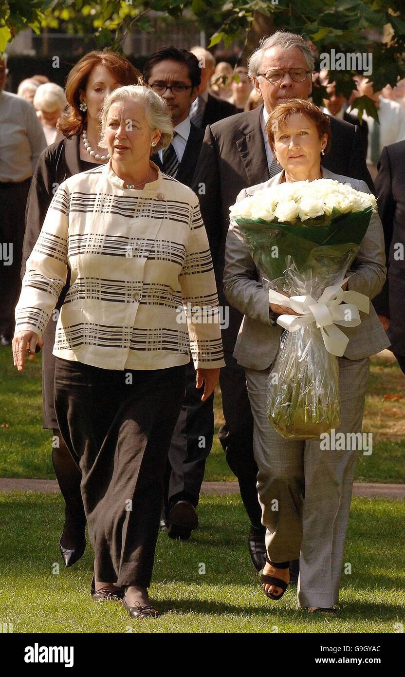 DER US-Botschafter in Großbritannien, Robert Tuttle, folgt Alex Clarke, dem Vorsitzenden der United Kingdom Family Support Group (S11UKFSG) am 11. September und der britischen Ministerin für Kultur, Medien und Sport, Tessa Jowell, auf der Gedenkstätte am Grosvenor Square im Zentrum von London, An die britischen Opfer der Terroranschläge vom 11. September auf das World Trade Center in New York vor heute fünf Jahren. Stockfoto