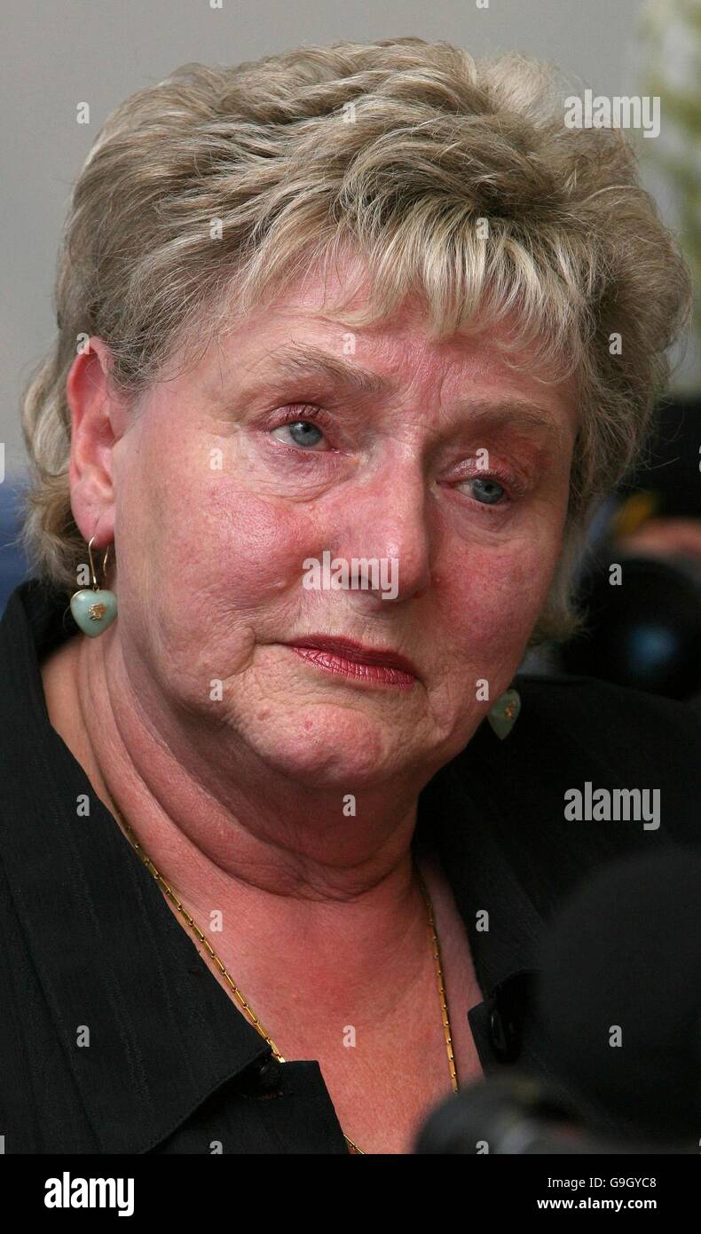 Ann Ming, Mutter des ermordeten Julie Hogg, während einer Pressekonferenz auf Polizeistation Snow Hill, London. Billy Dunlop heute, fünfzehn Jahre nachdem er des Mordes gelöscht wurde, wurde die erste Person in Großbritannien vor einer Wiederaufnahme des Verfahrens unter Neuregelung der beiderseitigen Strafbarkeit und räumte ein, dass er Hogg getötet. Stockfoto