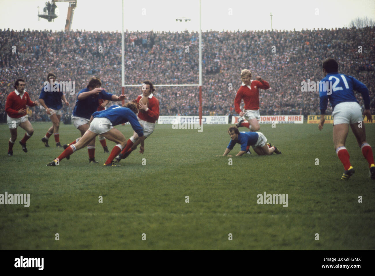 Rugby Union - 1976 Five Nations Championship - Wales gegen Frankreich - Nationalstadion, Cardiff. Der walisische JJ Williams (vierter r) wird von Jean-Claude Skrela (vierter l) in Angriff genommen. Stockfoto