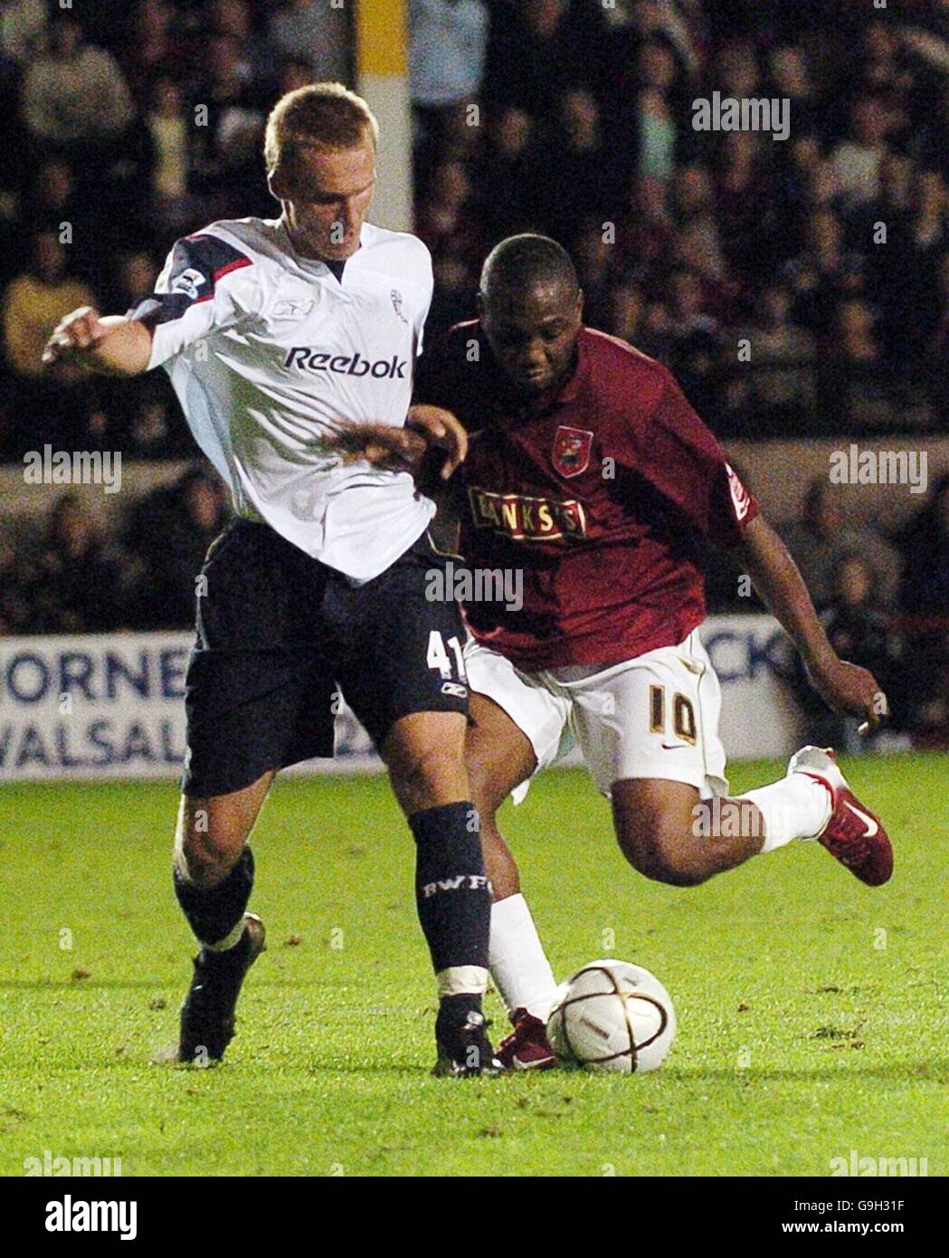 Bolton's Jaroslaw Fojut (links) und Walsall's Hector Sam kämpfen während des zweiten Carling Cup-Spiels im Bescot Stadium, Walsall, um den Ball. DRÜCKEN SIE ZUORDNUNG. Foto. Bilddatum: Dienstag, 19. September 2006. Bildnachweis sollte lauten: PA. . Stockfoto