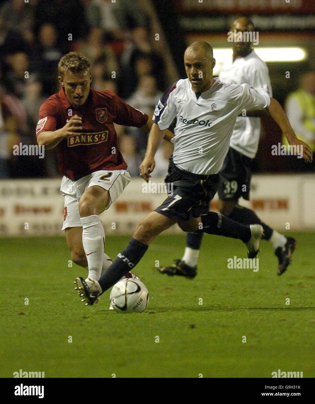 Bolton's Stelios Giannakopoulos (rechts) und Walsall's Craig Pead kämpfen während des Carling Cup-Spiels in der zweiten Runde im Bescot Stadium, Walsall, um den Ball. DRÜCKEN SIE ZUORDNUNG. Foto. Bilddatum: Dienstag, 19. September 2006. Bildnachweis sollte lauten: PA. KEINE INOFFIZIELLE NUTZUNG DER CLUB-WEBSITE. Stockfoto