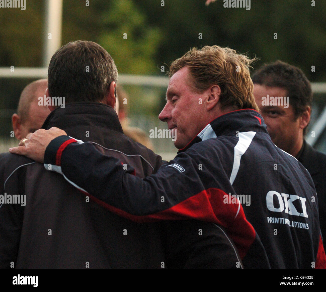Portsmouth-Manager Harry Redknapp hat einen kurzen Chat mit Mansfield Stadtmanager Peter Shirtliff vor dem Spiel Stockfoto