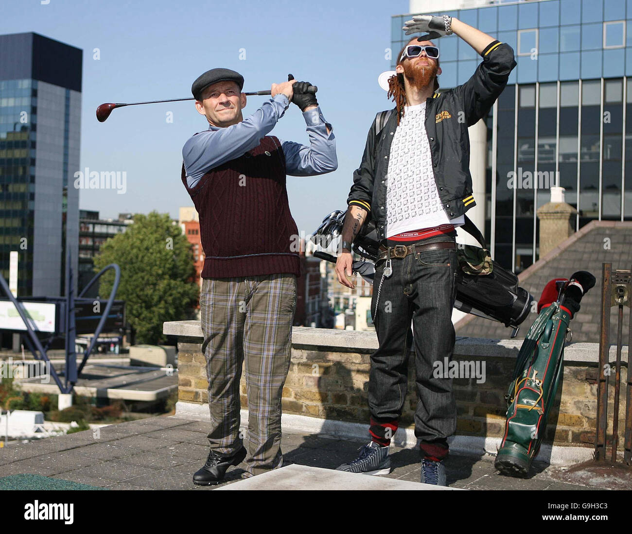 John Morris, links, und Chu-i, rechts, üben für die Jameson Shoreditch Urban Open, eine Alternative zum Ryder Cup, Donnerstag, 21. September 2006. Die Urban Open schlägt am Sonntag, 24. September 2006, im Osten Londons ab. Foto: Rebecca Reid/PA Stockfoto