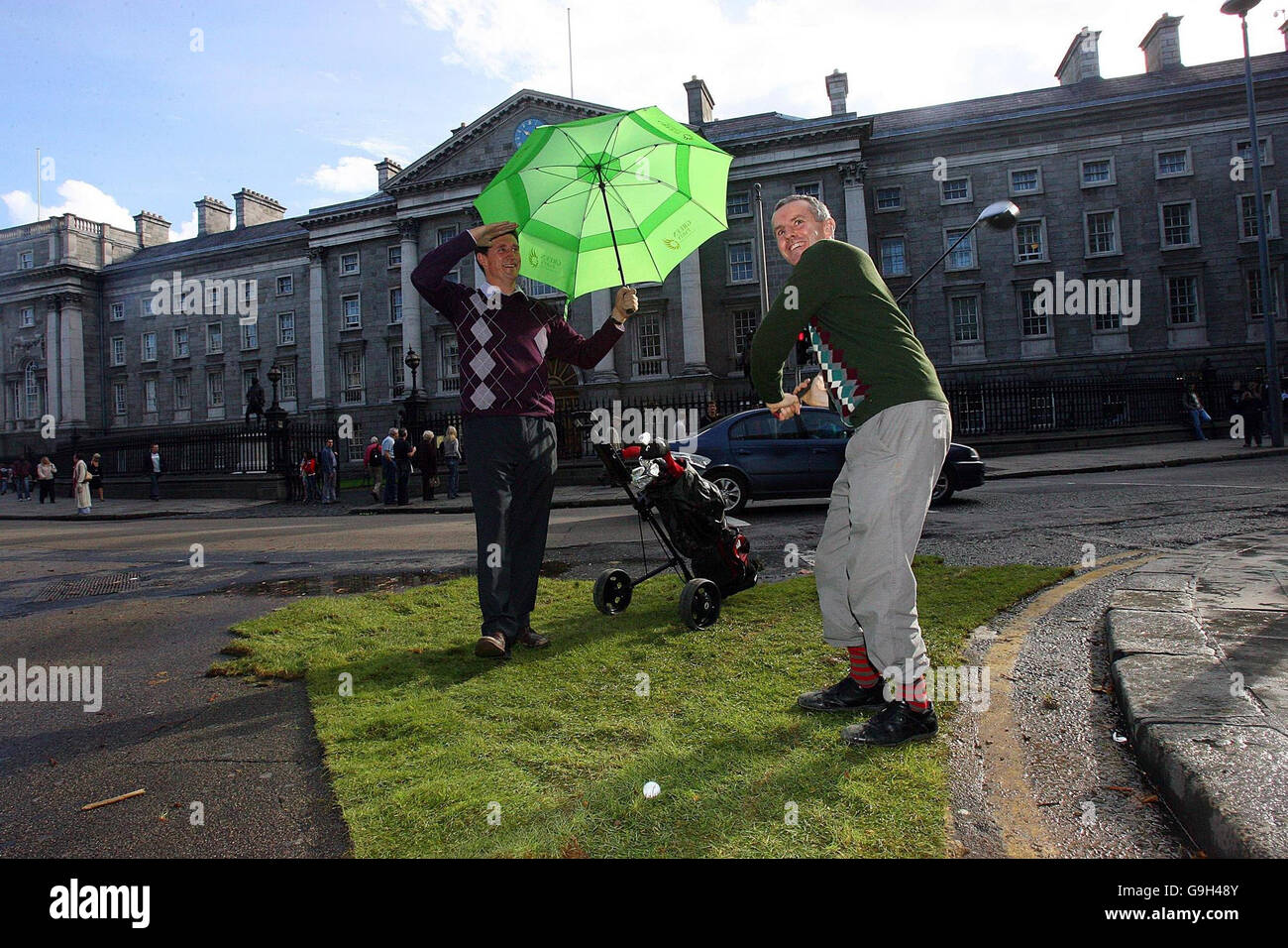 Eamon Ryan (links) und Ciaran Cuffe von der grünen Partei TD holen aus Anlass des Europäischen autofreien Tages eine Ecke des College Green vor dem Trinity College in Dublin zurück und betonen, dass die Regierung keine offizielle Teilnahme an diesem Tag hat. Stockfoto