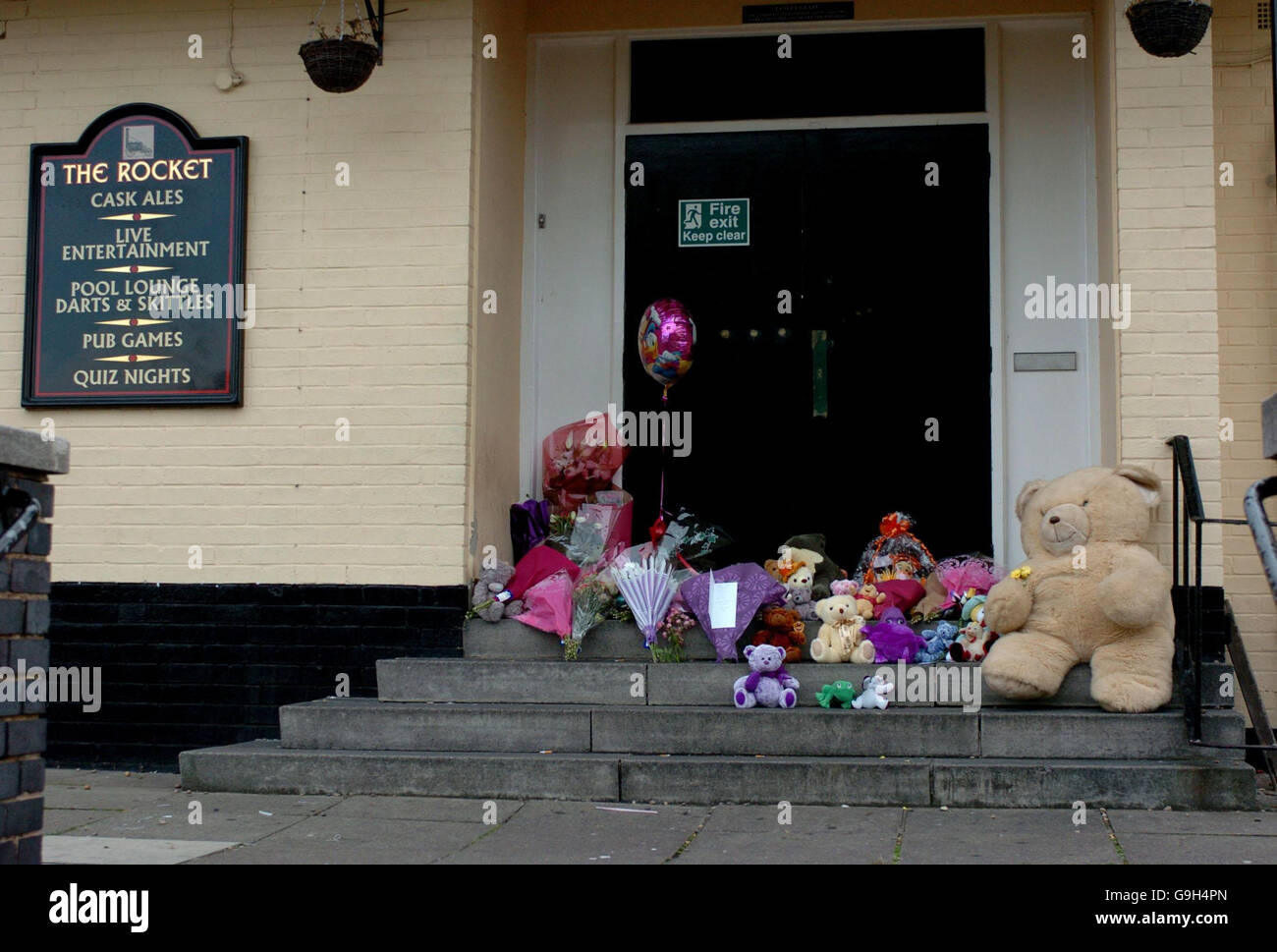 Tribute in der Tür des Rocket Public House in Stevenson Drive in der New Park Gegend von Leicester, wo ein fünf Monate altes Mädchen Cadey-Lee Deacon von zwei Wachhunden zermaltert wurde. Stockfoto