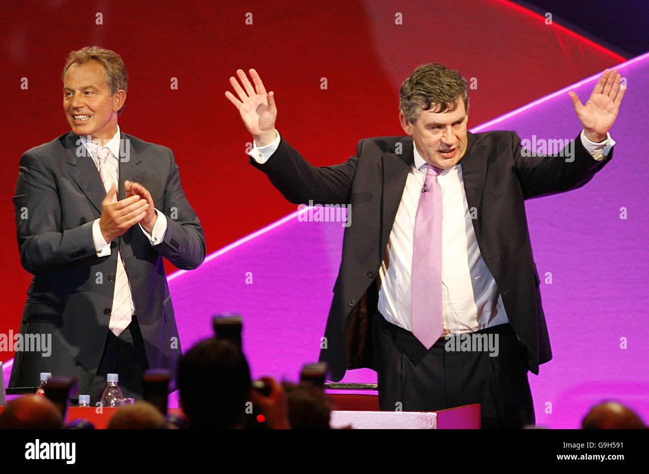 Schatzkanzler Gordon Brown, der nach seiner Konferenz den Beifall klatscht, während Premierminister Tony Blair anschaut. Stockfoto