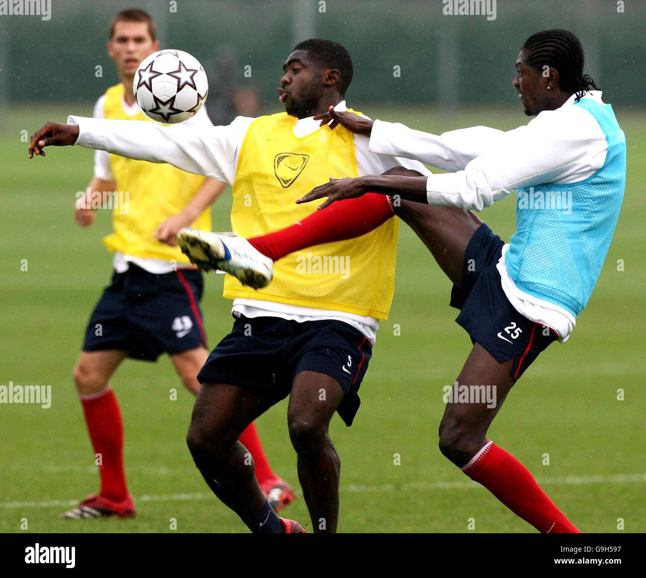 Arsenals Kolo Toure (links) wird von Teamkollege Emmanuel Adebayor während einer Trainingseinheit in London Colney, Hertfordshire, herausgefordert. Stockfoto